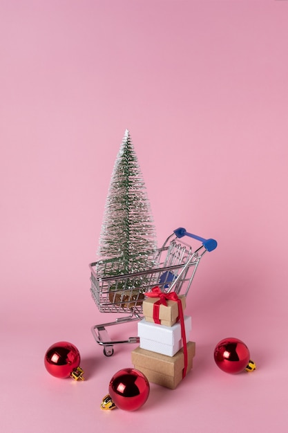 Árbol de Navidad en carrito de compras con cajas de regalo