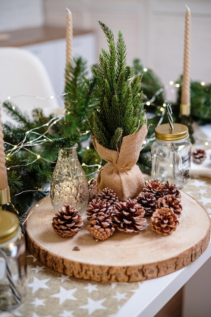 Árbol de Navidad en la casa Interior de año nuevo en la cocina. Zona de fotos navideñas decorada