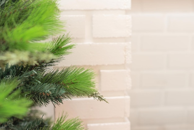 Árbol de Navidad de cerca contra el fondo de la chimenea borrosa escena de Navidad o invierno con selectiva