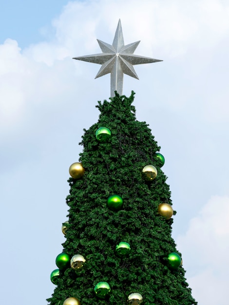 Árbol de navidad en el cielo azul