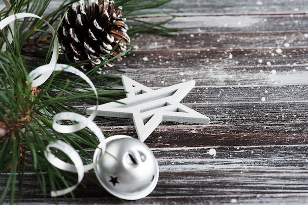 Árbol de navidad y cinta de plata