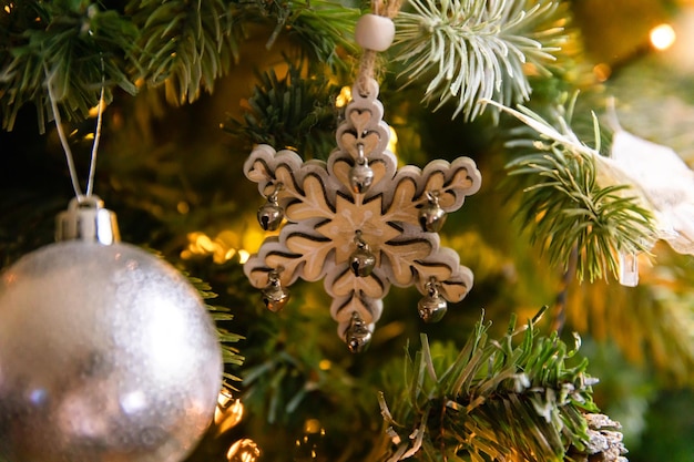 Árbol de navidad clásico decorado con adornos navideños con adornos de plata ...