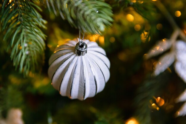 Árbol de navidad clásico decorado con adornos de plata y plata ...