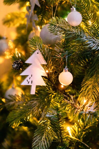 Árbol de navidad clásico decorado con adornos de plata y plata ...