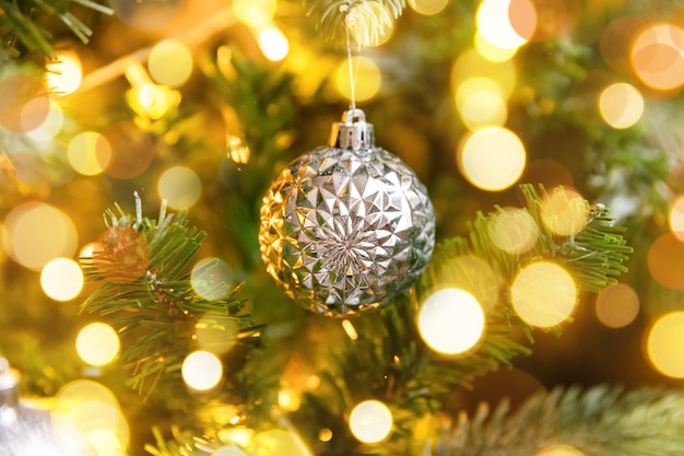 Árbol de navidad clásico decorado con adornos de plata y plata ...