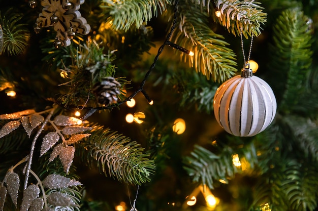 Árbol de navidad clásico decorado con adornos de plata y plata ...