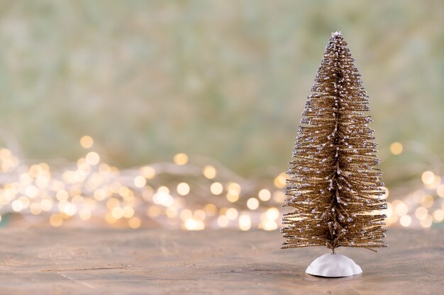 Árbol de Navidad colorido sobre fondo verde, bokeh.