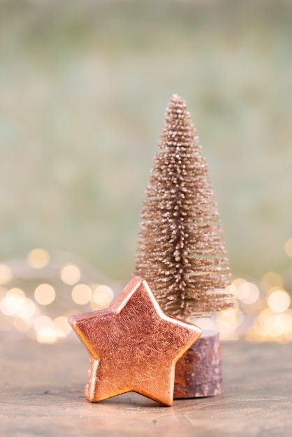 Árbol de Navidad colorido sobre fondo verde, bokeh.