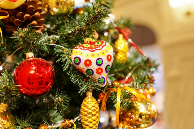 Árbol de Navidad con coloridos juguetes.