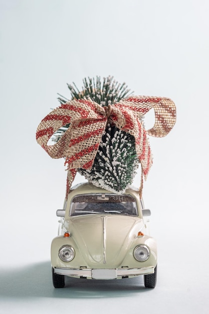 Árbol de navidad en concepto de juguete de coche de celebración de navidad