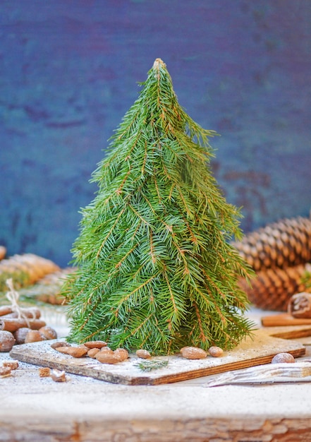 Árbol de navidad y conos Fondo navideño de madera con decoración natural