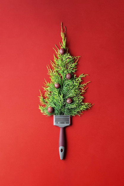 Árbol de Navidad creativo sobre fondo de papel rojo con espacio de copia