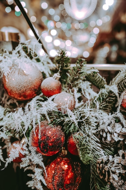 Árbol de Navidad cubierto de nieve con bolas rojas de Navidad. Ambiente feliz Navidad y próspero año nuevo 2022