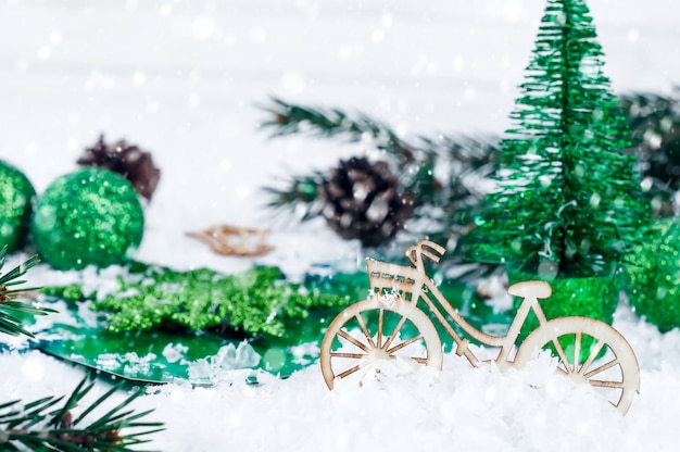 Árbol de navidad con decoración de bicicleta.