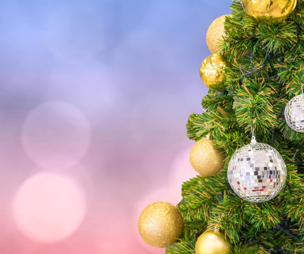 Árbol de navidad con decoración de bolas en bokeh pastel