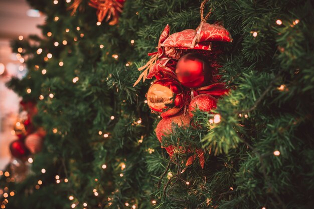 Árbol de Navidad con decoración de bolas con luz en el árbol. Fondo de vacaciones de año nuevo.