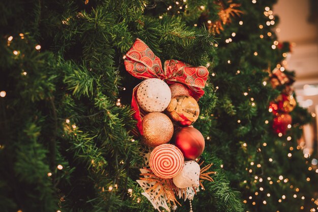 Árbol de Navidad con decoración de bolas con luz en el árbol. Fondo de vacaciones de Navidad y año nuevo. tono de color vintage. de cerca .