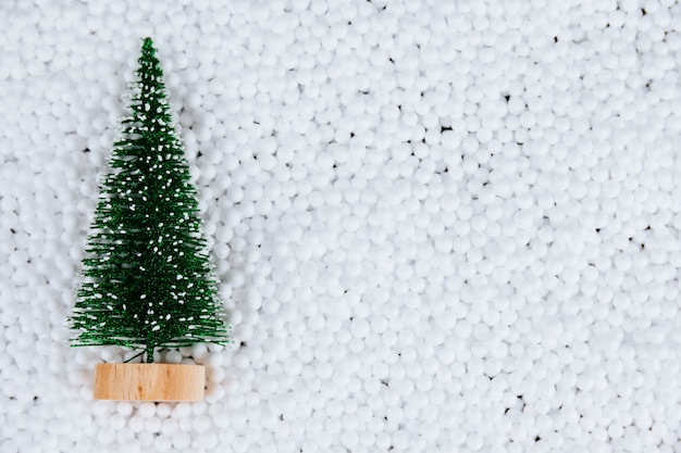 Árbol de Navidad en decoración de bolas de nieve blanca. Endecha plana. Concepto mínimo de año nuevo.