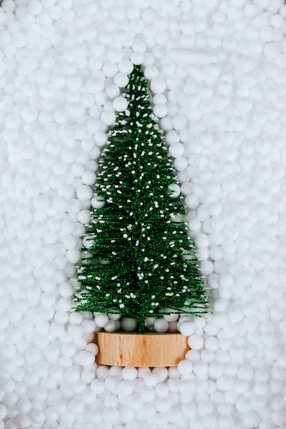 Árbol de Navidad en decoración de bolas de nieve blanca. Endecha plana. Concepto mínimo de año nuevo.