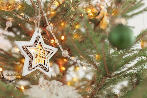 Árbol de navidad con decoración de cerca