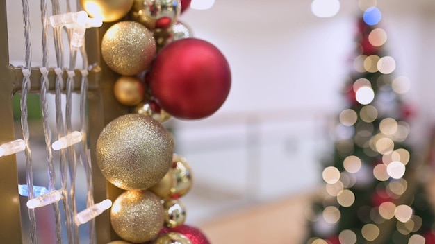 Árbol de navidad con decoración dorada en centro comercial