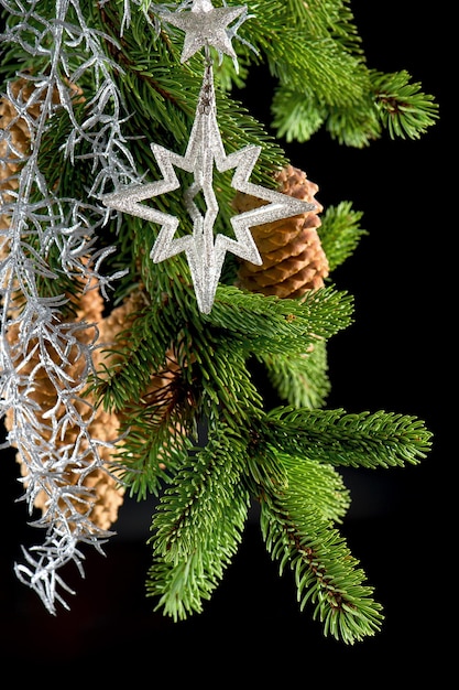 Árbol de Navidad con decoración de estrella de plata brillante