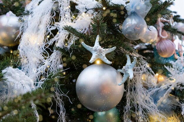 Árbol de Navidad con decoración y luz borrosa.