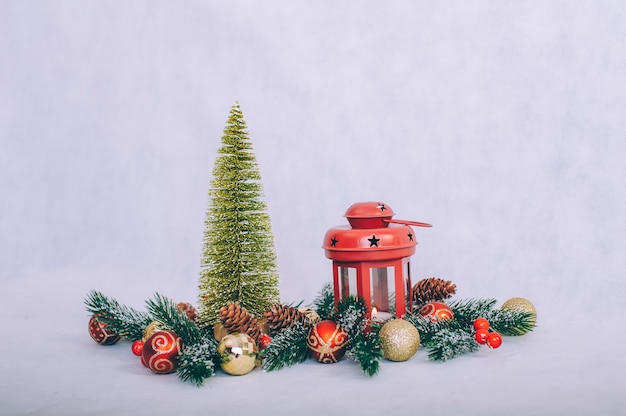 Árbol de Navidad con decoración en una mesa de madera.