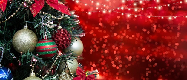 Árbol de navidad Decoración navideña tradicional fondo rojo borroso