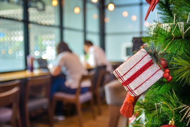 Árbol de navidad con decoración navideña