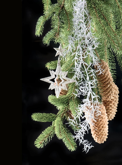 Árbol de navidad con decoración plateada brillante