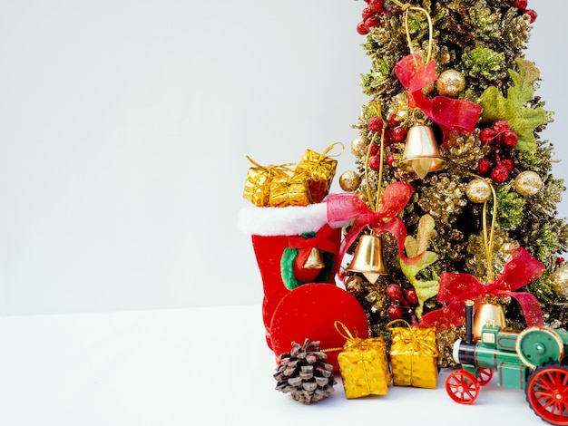 Árbol de Navidad con decoración sobre fondo blanco, que tengas unas buenas vacaciones en esta Navidad.