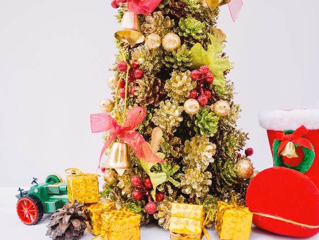 Árbol de Navidad con decoración sobre fondo blanco, que tengas unas buenas vacaciones en esta Navidad.