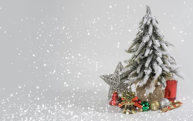 Árbol de navidad y decoraciones en el fondo blanco