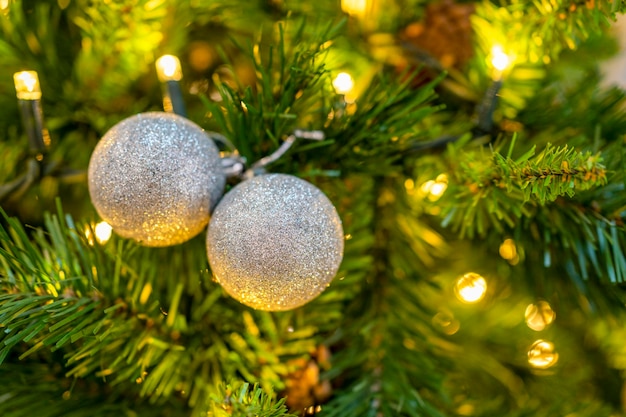 Árbol de Navidad y decoraciones de Navidad