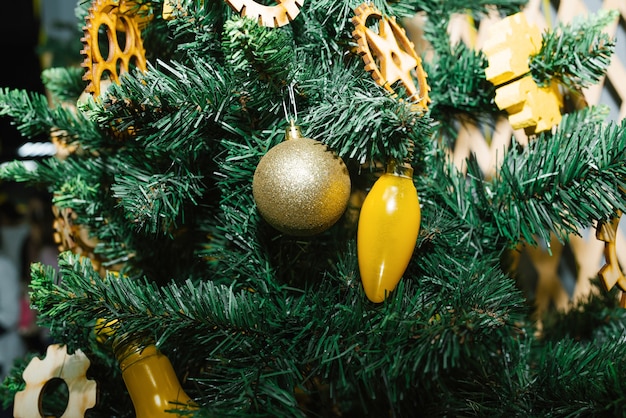 Árbol de Navidad con decoraciones temáticas.