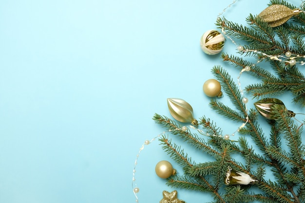 Árbol de navidad con decoraciones