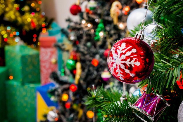 Árbol de Navidad decorado con adornos de colores sobre fondo borroso de luz bokeh brillante