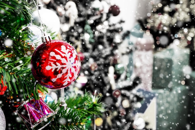 Árbol de Navidad decorado con adornos de colores sobre la luz brillante del bokeh