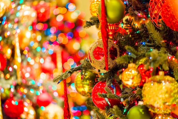Árbol de Navidad decorado con adornos multicolores.