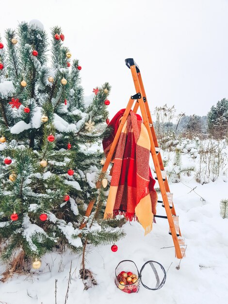 Árbol de navidad decorado al aire libre copie el espacio