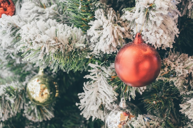 Árbol de Navidad decorado con bola roja Fondo de vacaciones de año nuevo