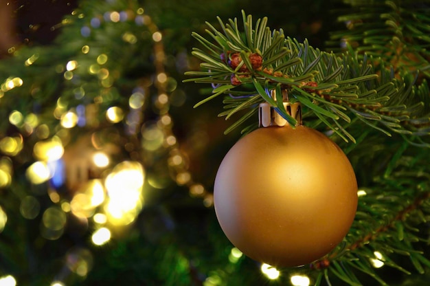 Árbol de Navidad decorado con la bola sobre fondo brillante borrosa.