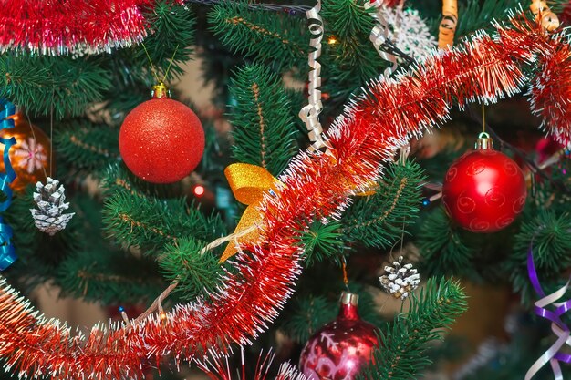 Árbol de Navidad decorado con bolas de colores.