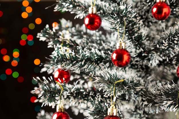 Árbol de Navidad decorado con bolas y luces de fondo