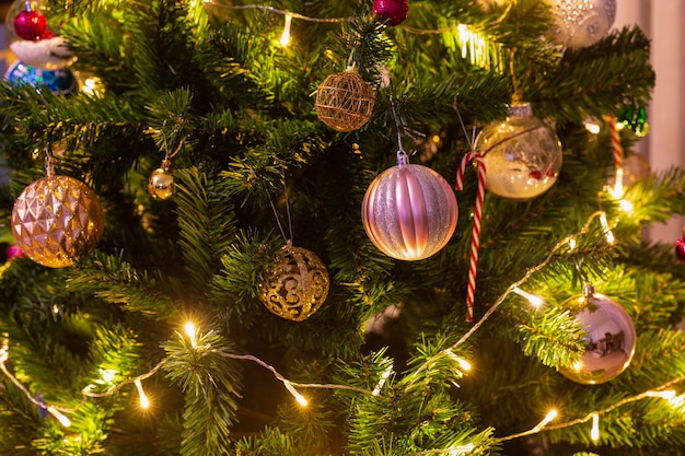 Árbol de Navidad decorado con bolas y luces.