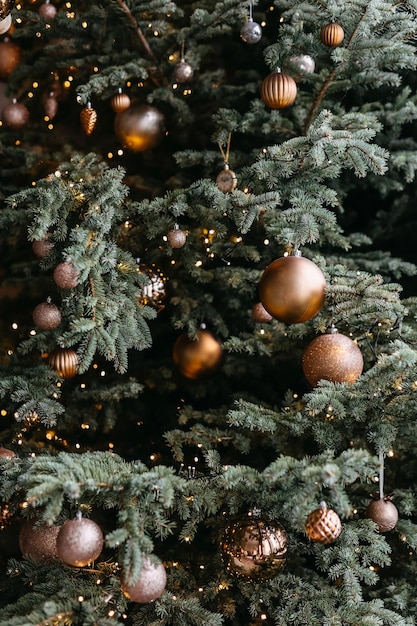 Árbol de navidad decorado con bolas marrones