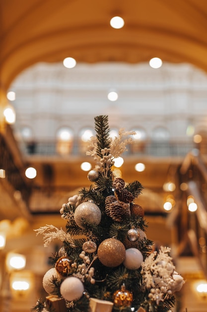 Árbol de Navidad decorado con bolas de Navidad y piñas Detalles mágicos y acogedores Bokeh dorado