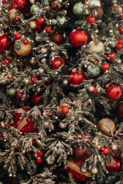 Árbol de Navidad decorado con bolas de Navidad rojas festivas Fondo de hadas para postal de felicitación