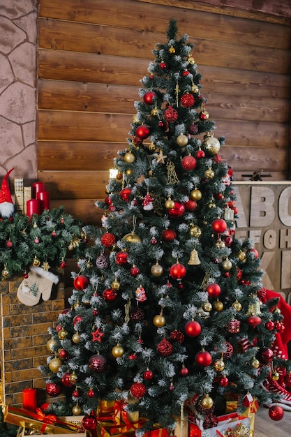 Árbol de navidad decorado con bolas rojas y doradas